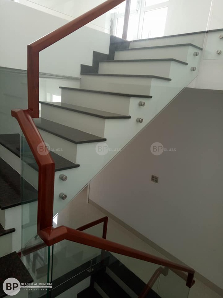 Lắp lan can kính cầu thang nhà anh Minh Mỗ Lao